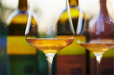 Unfiltered, organic wines with a glass of orange wine Foto de stock - Sin royalties Premium, Código: 659-08419961