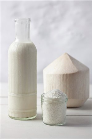 simsearch:659-08420124,k - Coconut milk, grated coconut and a whole coconut Stockbilder - Premium RF Lizenzfrei, Bildnummer: 659-08419993