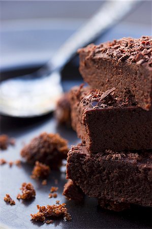 simsearch:659-07598736,k - Gluten-free chocolate cake, sliced and stacked Photographie de stock - Premium Libres de Droits, Code: 659-08420006