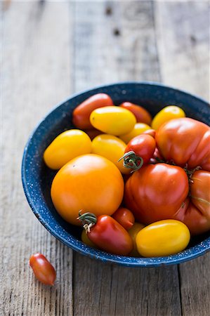 simsearch:659-08896342,k - Maine Grown Tomatoes in a Bowl; Black Cherry, Sun Golds, Yellow Pear and Cherry; From Above Photographie de stock - Premium Libres de Droits, Code: 659-08420001