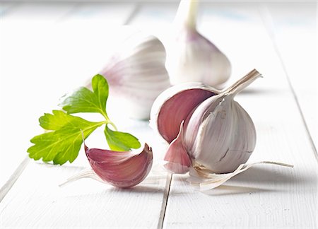 Bulbs of garlic on a white wooden surface Photographie de stock - Premium Libres de Droits, Code: 659-08420014