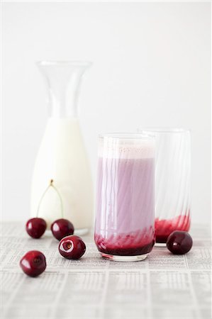 simsearch:659-06188112,k - A cherry milkshake with a jar of milk and fresh cherries Photographie de stock - Premium Libres de Droits, Code: 659-08420029