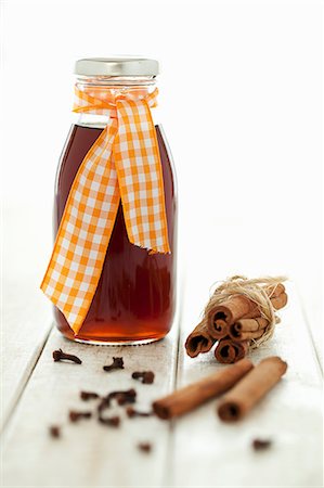 simsearch:659-07959811,k - A bottled of spiced syrup with cinnamon and cloves Stockbilder - Premium RF Lizenzfrei, Bildnummer: 659-08420038