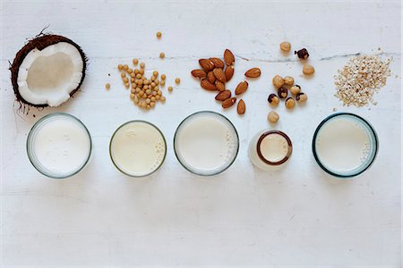 Various types of vegan milk in glasses Foto de stock - Sin royalties Premium, Código: 659-08420040