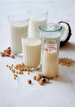 Various types of vegan milk in glasses and bottles Foto de stock - Sin royalties Premium, Código: 659-08420041