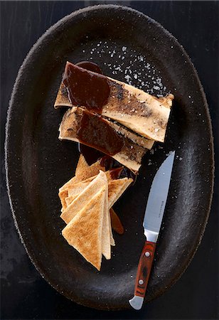 simsearch:659-06903479,k - Marrowbones with red wine gravy and toast triangles Photographie de stock - Premium Libres de Droits, Code: 659-08420106