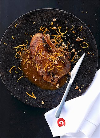 simsearch:659-06306707,k - Roasted duck with orange sauce and walnuts Photographie de stock - Premium Libres de Droits, Code: 659-08420102