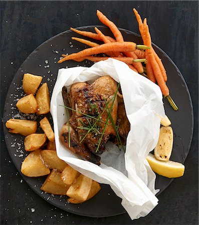 simsearch:659-07597987,k - Roast chicken with roast potatoes and carrots Photographie de stock - Premium Libres de Droits, Code: 659-08420116