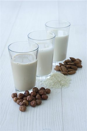 simsearch:659-08419923,k - Hazelnuts and hazelnut milk, rice and rice milk, almonds and almond milk Stock Photo - Premium Royalty-Free, Code: 659-08420124