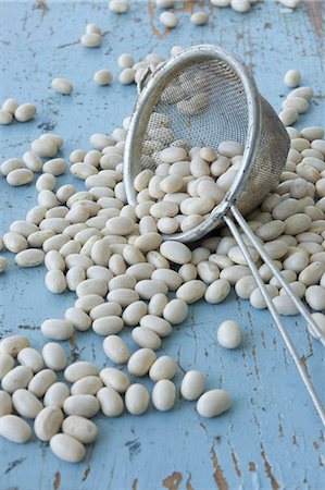 simsearch:659-07598722,k - Scattered soya beans with a sieve Stockbilder - Premium RF Lizenzfrei, Bildnummer: 659-08420128