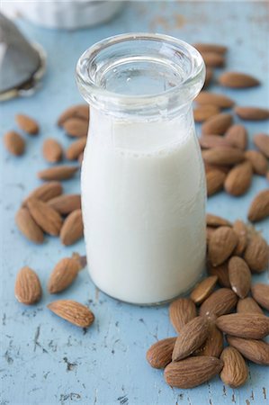 A bottle of almond milk and almonds Stock Photo - Premium Royalty-Free, Code: 659-08420129