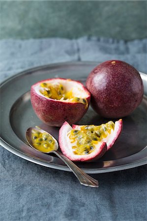 simsearch:659-07598797,k - Passion fruits on a pewter plate Photographie de stock - Premium Libres de Droits, Code: 659-08420131