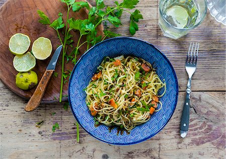 Bami goreng (fried noodles, Indonesia) Foto de stock - Sin royalties Premium, Código: 659-08420144