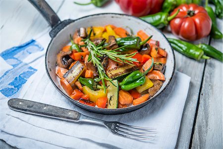 simsearch:659-06903430,k - Fried vegetables with mushrooms and rosemary Photographie de stock - Premium Libres de Droits, Code: 659-08420142