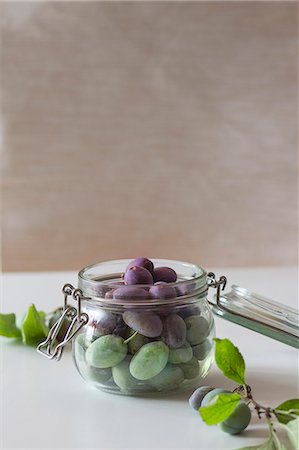 simsearch:659-03535822,k - Young green and purple plums in a preserving jar Foto de stock - Sin royalties Premium, Código: 659-08420159