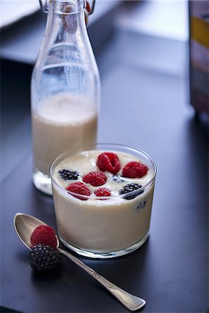 simsearch:659-06372452,k - A vanilla smoothies with red berries Foto de stock - Sin royalties Premium, Código: 659-08420171