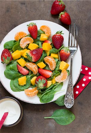 Spinach salad with fresh fruits (seen from above) Stock Photo - Premium Royalty-Free, Code: 659-08420183