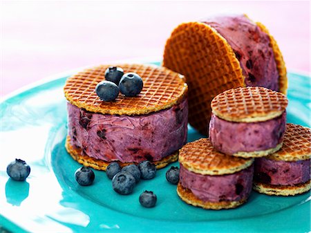 Blueberry ice cream sandwiches with caramel wafers Foto de stock - Sin royalties Premium, Código: 659-08420199