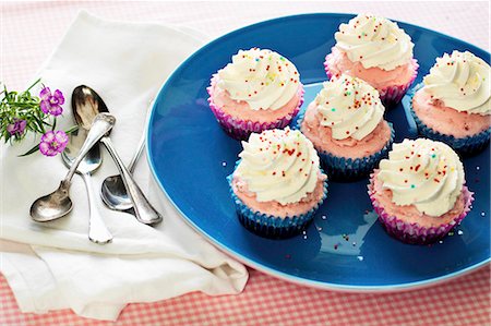simsearch:659-06153166,k - Ice cream cupcakes with colourful sugar pearls Foto de stock - Sin royalties Premium, Código: 659-08420193