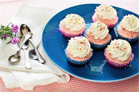 simsearch:659-06153176,k - Ice cream cupcakes with colourful sugar pearls Foto de stock - Sin royalties Premium, Código: 659-08420193