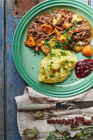 simsearch:659-06154389,k - Mashed parsley potatoes with a meat sauce and lingonberry jam Photographie de stock - Premium Libres de Droits, Code: 659-08420207