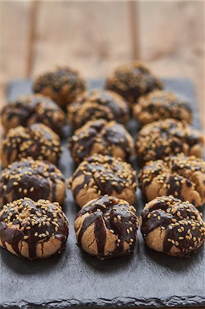 simsearch:659-06671256,k - Polvorones (Spanish biscuits) with chocolate glaze and sesame seeds Photographie de stock - Premium Libres de Droits, Code: 659-08420226