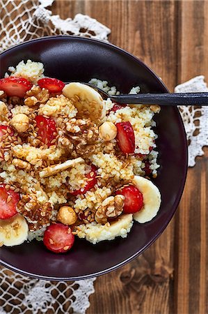 strawberries birds eye view - Millet with bananas, strawberries and honey Stock Photo - Premium Royalty-Free, Code: 659-08420222
