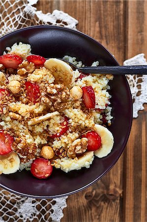 simsearch:659-06186101,k - Millet with bananas, strawberries and honey Stock Photo - Premium Royalty-Free, Code: 659-08420222