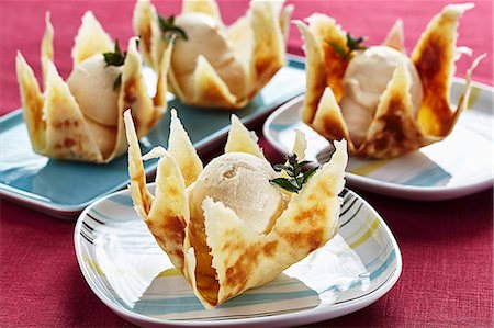 Baked apple ice cream in a wafer basket Photographie de stock - Premium Libres de Droits, Code: 659-08420254