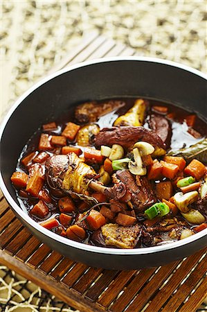 simsearch:659-09125643,k - Chicken with vegetables braised in red wine Photographie de stock - Premium Libres de Droits, Code: 659-08420256