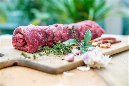 simsearch:659-03521844,k - Ready-to-cook beef roulade with ingredients on a wooden chopping board Stock Photo - Premium Royalty-Free, Code: 659-08420267