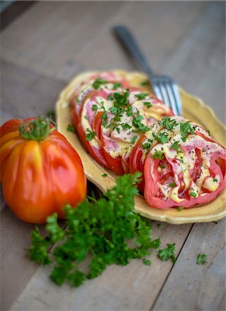 simsearch:659-06373748,k - Beefsteak tomatoes with mustard sauce and parsley Photographie de stock - Premium Libres de Droits, Code: 659-08420269