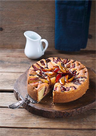 Sliced damson cake on a wooden board Stock Photo - Premium Royalty-Free, Code: 659-08420288