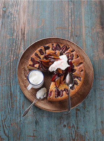 prunus domestica - Damson cake with cream (seen from above) Photographie de stock - Premium Libres de Droits, Code: 659-08420289