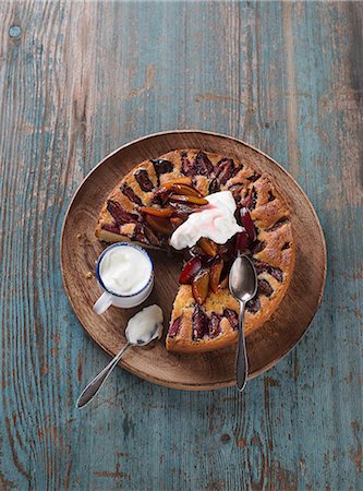 prunus domestica - Damson cake with cream (seen from above) Foto de stock - Sin royalties Premium, Código: 659-08420289