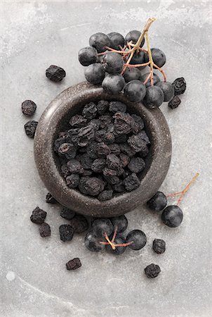 simsearch:659-07609876,k - Aronia berries, fresh and dried Photographie de stock - Premium Libres de Droits, Code: 659-08420298