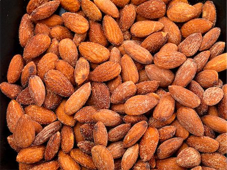 simsearch:6113-07565174,k - Bowl of Spiced Almonds Photographie de stock - Premium Libres de Droits, Code: 659-08420335