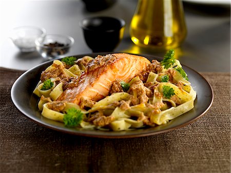 salmon on a plate - salmon fillet with tagliatelle pasta and siciliano pesto Stock Photo - Premium Royalty-Free, Code: 659-08420336