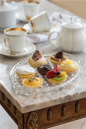 Table setting with petite fours - High tea 4 Stock Photo - Premium Royalty-Free, Code: 659-08420368