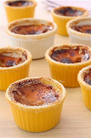 simsearch:659-06373192,k - Crème brûlée in baking dishes Stock Photo - Premium Royalty-Free, Code: 659-08512764