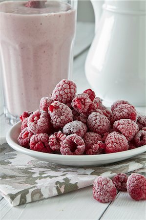 simsearch:659-06186104,k - A raspberry smoothie and frozen raspberries Stock Photo - Premium Royalty-Free, Code: 659-08512766