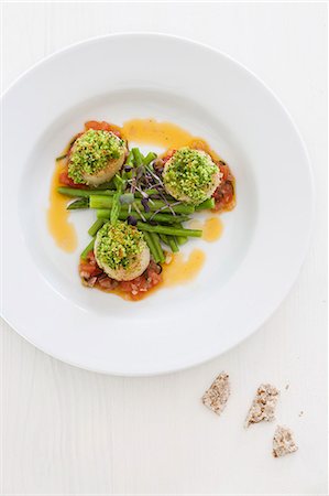 simsearch:659-08418716,k - Scallops with a herb crust on a green asparagus salad with a tomato dressing Photographie de stock - Premium Libres de Droits, Code: 659-08512772