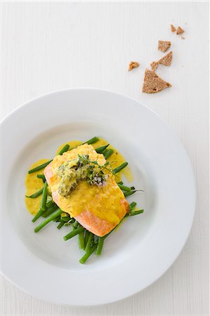 simsearch:659-06901615,k - Salmon fillets with black morel mushrooms and curry sauce on green beans Photographie de stock - Premium Libres de Droits, Code: 659-08512773