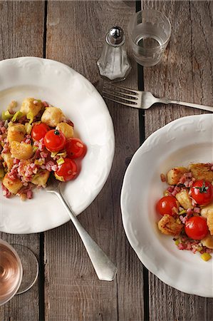 Roasted gnocchi with bacon, leek and tomatoes Stock Photo - Premium Royalty-Free, Code: 659-08512808