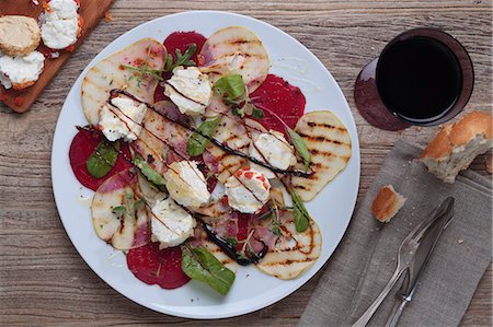 Beetroot carpaccio with grilled fruit, goat's cheese and maple syrup Stock Photo - Premium Royalty-Free, Code: 659-08512814