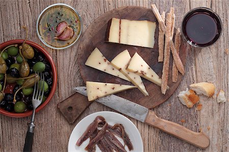 Spanish cheese with breadsticks, anchovies and olives Foto de stock - Sin royalties Premium, Código: 659-08512816