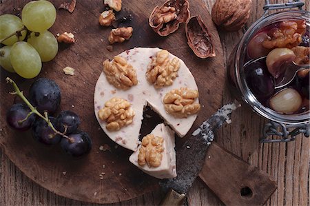 simsearch:659-08902786,k - Walnut cheese from Germany with grape chutney Stock Photo - Premium Royalty-Free, Code: 659-08512819