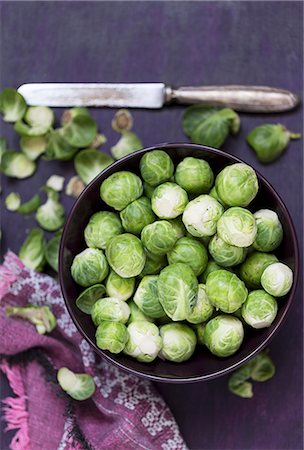 plan view - A bowl of cleaned Brussels sprouts Stock Photo - Premium Royalty-Free, Code: 659-08512835