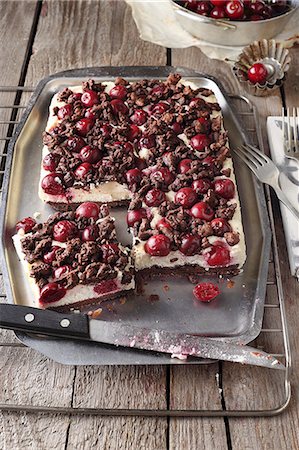 simsearch:659-08419815,k - Chocolate tray bake with cherries and crumbles Fotografie stock - Premium Royalty-Free, Codice: 659-08512831