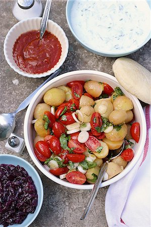 party dish - Potato salad with tomatoes, spring onions and basil Foto de stock - Sin royalties Premium, Código: 659-08512832